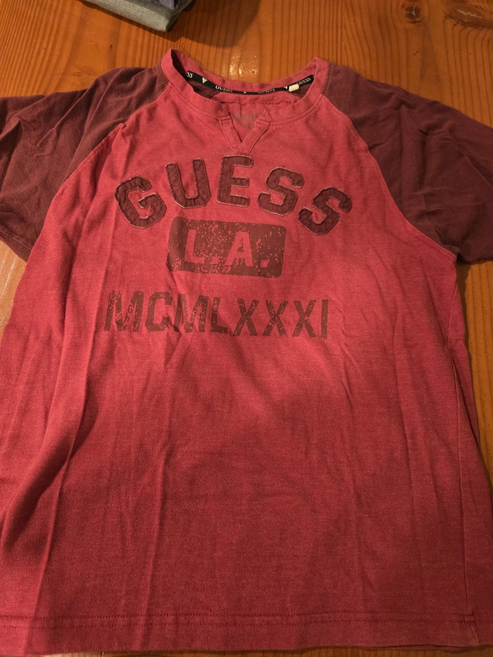 GUESS Men's Two-Tone Red Raglan Graphic Tee